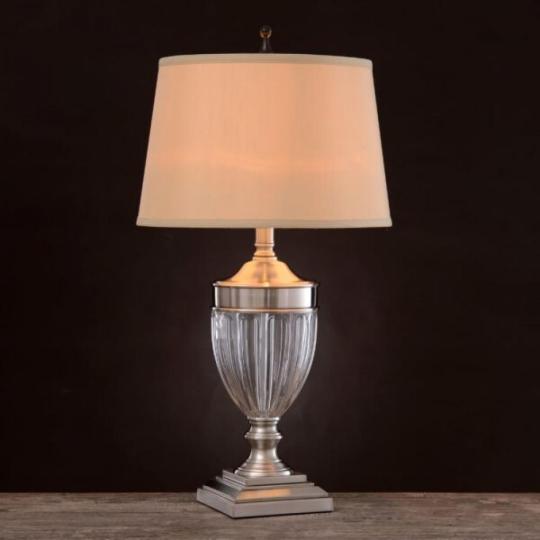 sklo kov stolova lampa elegantny klasicky styl moderny byt restauracia obyvacka spalna osvetlenie kancelaria lameridiana zariadenie.jpg